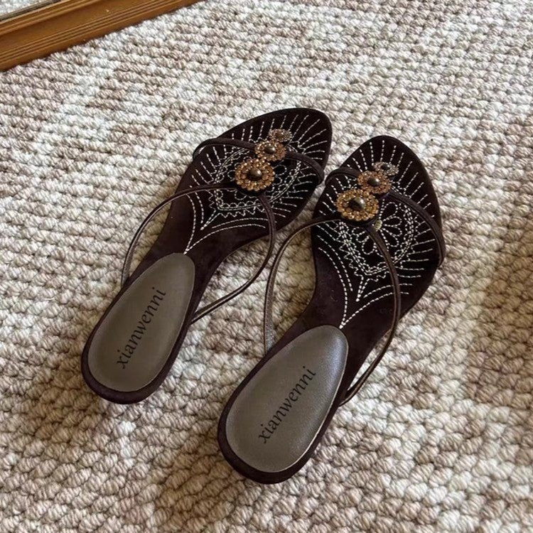 2026 Summer New French Vintage Gem Inlaid One Strap Slippers Women Outdoor Embroidery Toe Post Kitten Heel Sandals