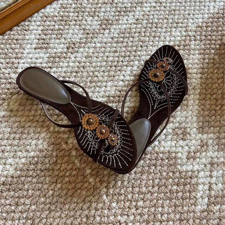 2026 Summer New French Vintage Gem Inlaid One Strap Slippers Women Outdoor Embroidery Toe Post Kitten Heel Sandals